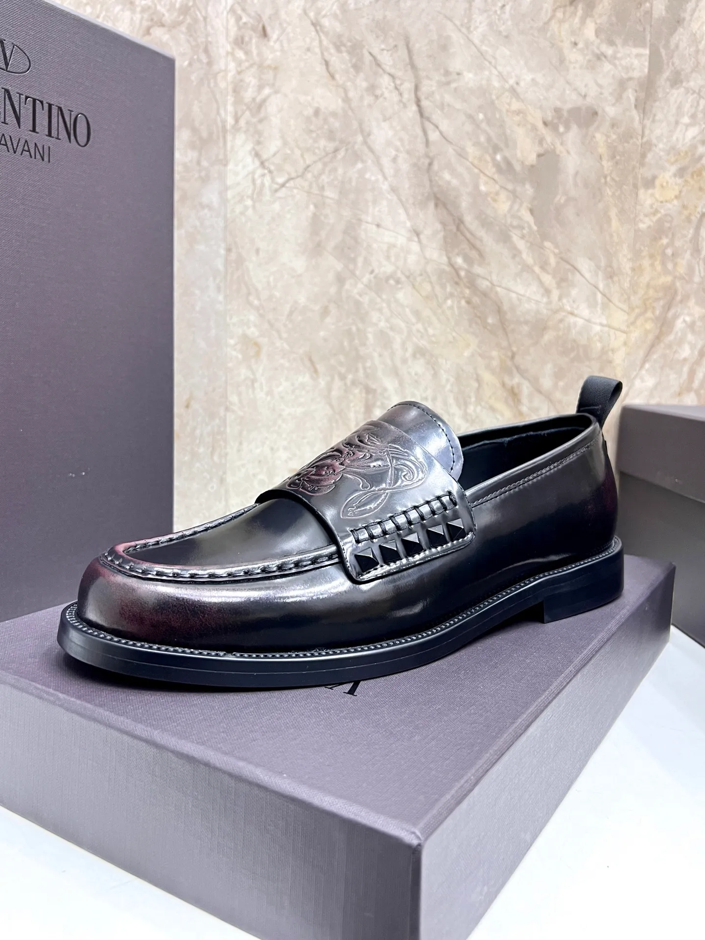 Men's men's shoes💰780 Valentino New men's V logo micro-label business casual loafers. These Derby loafers are made of imported cowhide leather. They are light in texture and cool in style. The uppers are decorated with brand logo buckles, showing off the big-name style! The lines reveal novel urban trends. The toe is round and full, and the rubber foam sole and triple protruding leather welt complement each other. It is extremely fashionable and charming, with dyed calfskin lining, genuine leather feet, and standard logo decoration. It is simple yet elegant. It has a classic European and American loose style and is extremely comfortable on the feet. Size: 39-44 (customized at 38.45.46)